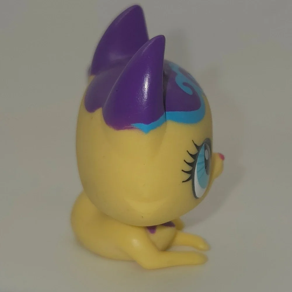 Littlest Pet Shop LPS #3332 Yellow Purple Cat Blue Eyes Hasbro Figure